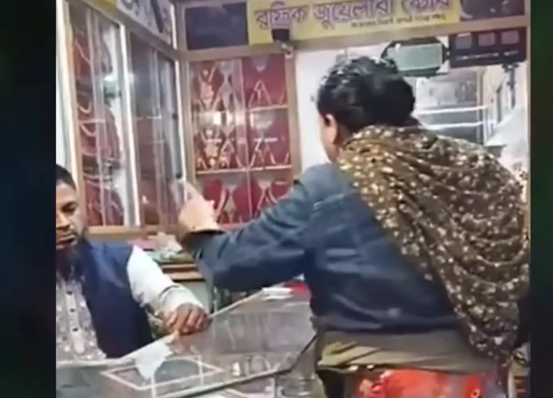 স্বর্ণের দোকানে ছুরি নিয়ে নারীর হামলার ভিডিও সামাজিক মাধ্যমে